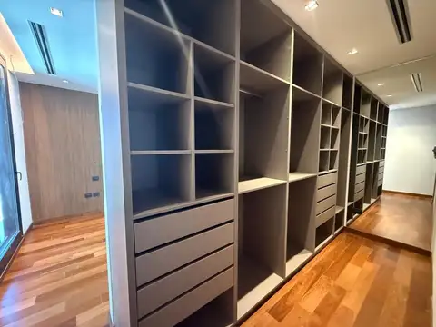 Casa en Alquiler con 4 cocheras