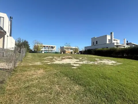 VENTA DE TERRENO 855m2 AL AGUA EN NAUDIR