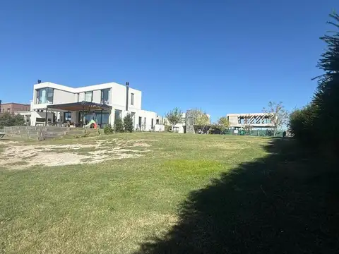 VENTA DE TERRENO 855m2 AL AGUA EN NAUDIR