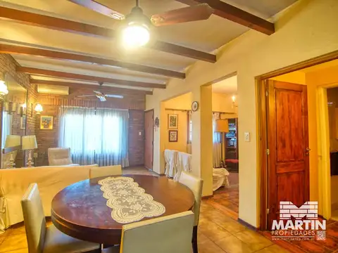 Casa 6 ambientes, suite, escritorio, cochera, jardín con pileta y terraza.