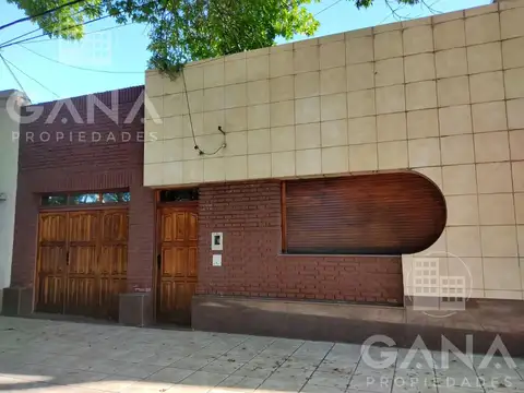 Casa en Venta Barrio Cura Rosario, 5 ambientes, 3 Dormitorios, cochera, patio. APTO CREDITO