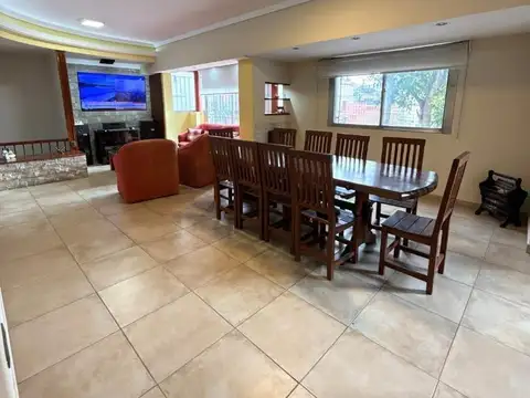 Casa 7 Ambientes con cochera y terraza en venta en Lanús