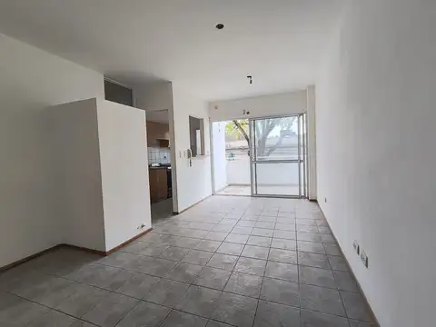 ALQUILER - DEPARTAMENTO DOS DORMITORIOS CON BALCÓN POR ESCALERA - REP. DE LA SEXTA