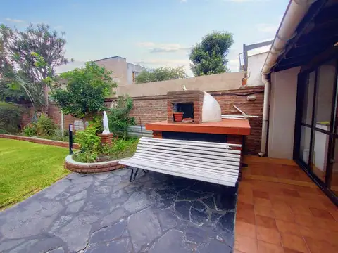 Espectacular casa de 4 ambientes con amplio fondo parque