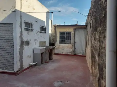 CASA DE 2 DORMITORIOS Y COCHERA BARRIO ROMA