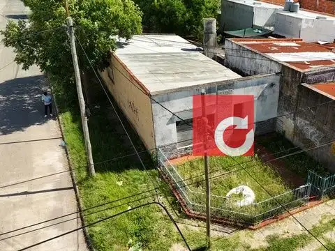 Venta de casa a reciclar 2 Dormitorios + Jardin  con cochera en Berisso