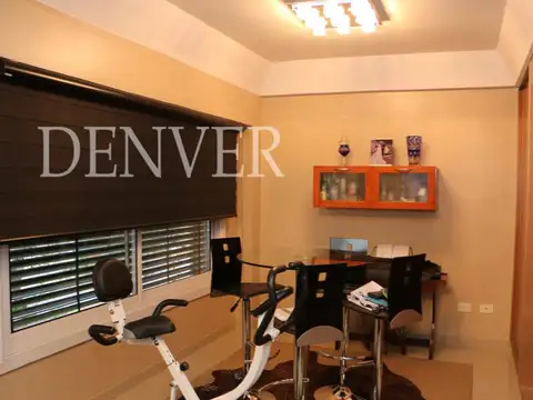 Casa en Venta con 4 cocheras