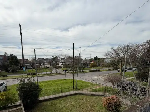 CASA EN ESQUINA DE AV. VERGARA EN BERAZATEGUI
