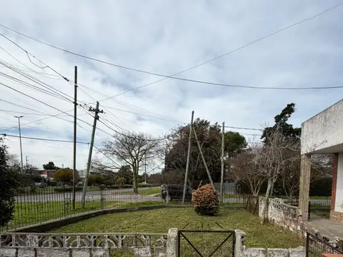 CASA EN ESQUINA DE AV. VERGARA EN BERAZATEGUI