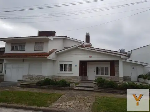 Casa en venta - 4 Dormitorios 2 Baños - Mar del Plata