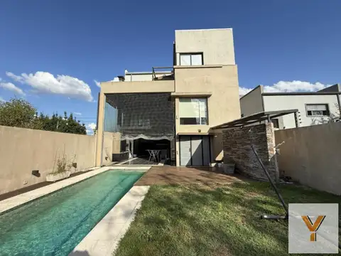 Casa en venta - 2 Dormitorios 3 Baños 2 Cocheras - 108 mts2 - Manuel B Gonnet