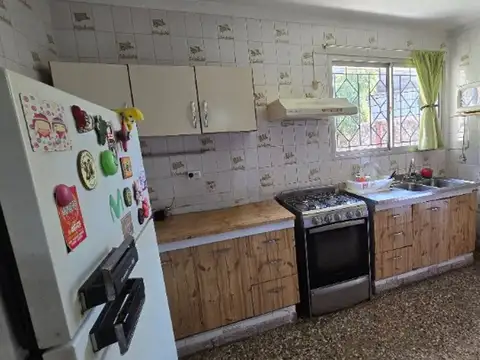 Casa 5 ambientes con 2 baños