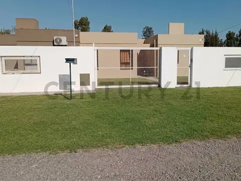 CASA EN VENTA CON EXCELENTE LOTE DE 2100m2 IDEAL CUALQUIER DESTINO