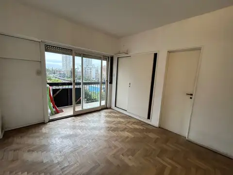 Amplio monoambiente dividido con balcon y baulera en centro de caballito