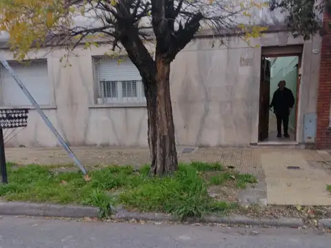 VENTA EN BLOQUE. VIVIENDA MULTIFAMILIAR (ideal 2 familias). DOS DEPARTAMENTOS TIPO CASA de 3 y 2 ambientes en venta en Lanús Oeste