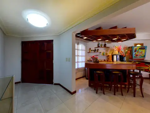 Casa 8 ambientes con 4 baños