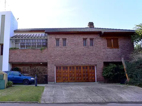 Casa 8 ambientes con 4 baños