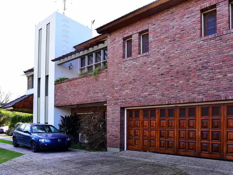 Casa en Venta con 2 cocheras
