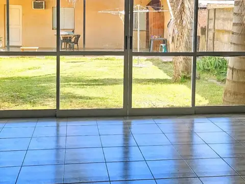 CASA CON GARAJE Y PATIO CON VERDE