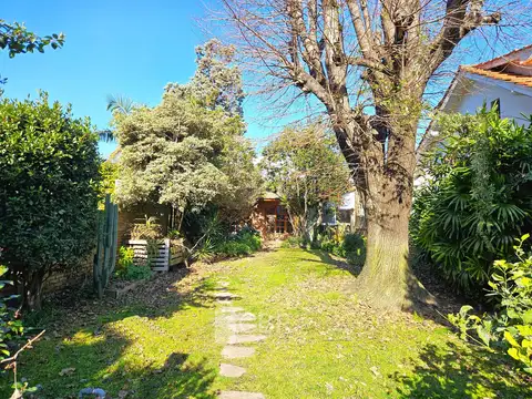 Casa de 2 plantas en Muy Buen Estado con Espectacular Jardín y Quincho!