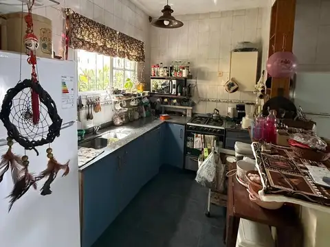 Casa 4 ambientes con 2 baños