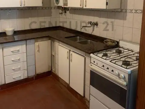 Casa con local comercial