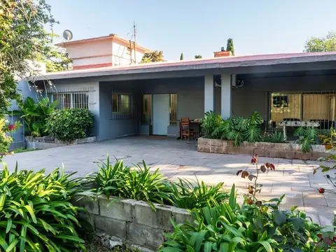VENTA CASA 5 AMB LOTE 2350 M2 LOMA VERDE PILETA