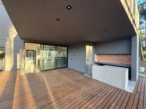CASA EN VENTA PINAMAR - BARRIO ALAMOS