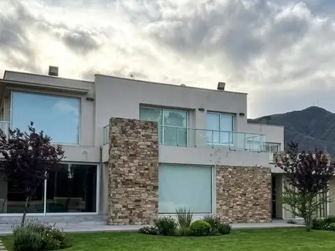 Venta de casa de categoria en alto challao.