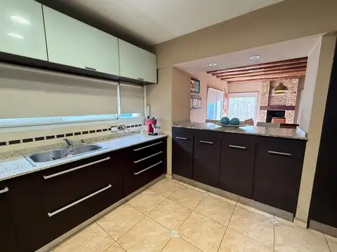 Casa 7 ambientes con 4 baños