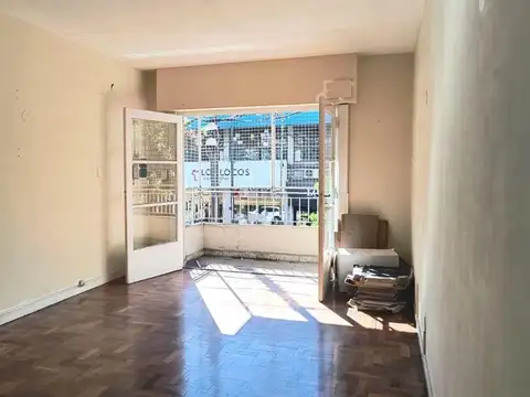 Oficina 4 ambientes al frente SIN EXPENSAS a mts del subte, balcón y patio