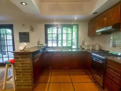 Casa en Venta con 3 cocheras