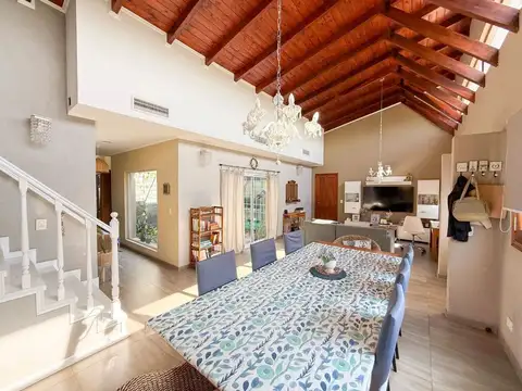 Casa 5 ambientes con 3 baños