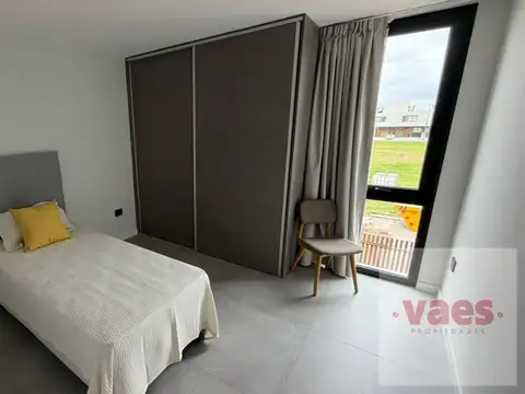 Casa en Alquiler con 2 cocheras