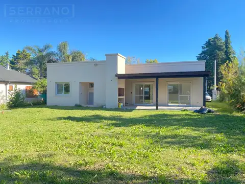 Casa 4 ambientes con 2 baños