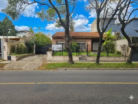 Casa 5 Ambientes con jardin y pileta+ Departamento 3 ambientes - Todo en un Lote de 907m2 en Beccar 