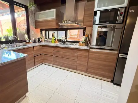 Casa 5 ambientes con 3 baños