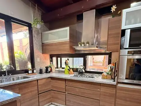 Casa en Venta con 2 cocheras