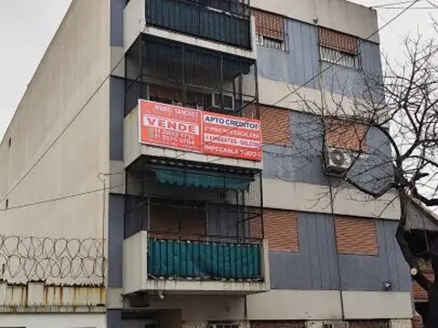 VENTA DEPARTAMENTO 4 AMBIENTES POMPEYA POR ESCALERA