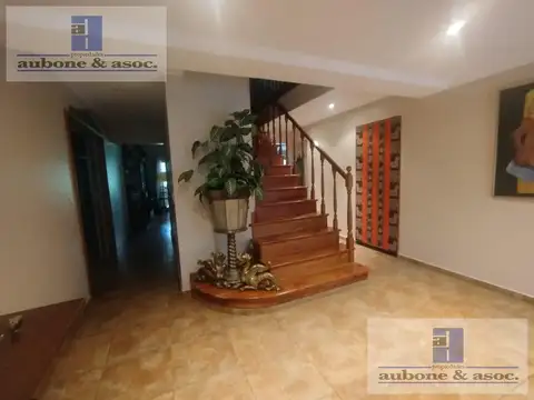 Casa 5 ambientes con 4 baños