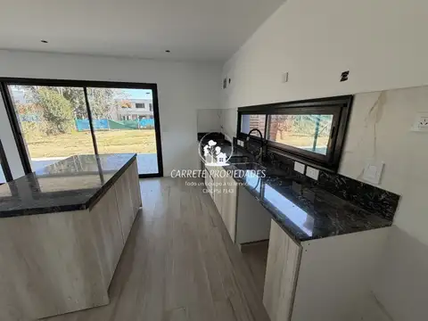 Casa en Venta con 3 cocheras