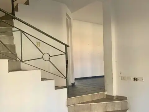 Dúplex en Venta en Bernal Centro – 3 Dormitorios, Cochera y Patio