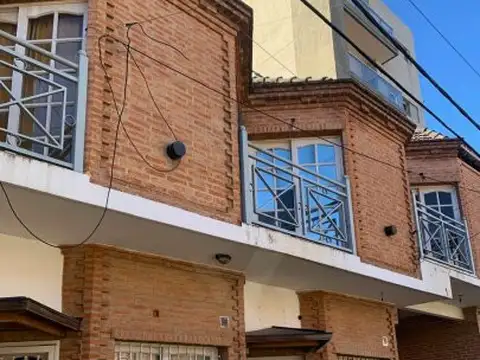 Dúplex en Venta en Bernal Centro – 3 Dormitorios, Cochera y Patio