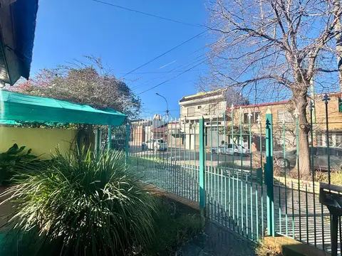 CASA super amplia 4 amb luminoso, Patio Jardín con pileta,  doble cochera, veni a verla!