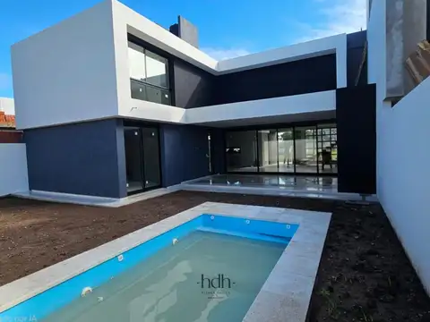 Casa venta en La Luisita 4 dormitorios 3 baños con pileta