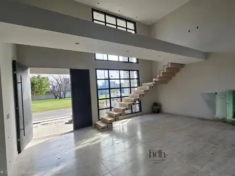 Casa venta en La Luisita 4 dormitorios 3 baños con pileta