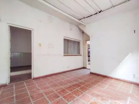Casa 4 ambientes. 3 Dormitorios. Fondo patio con Parrilla. Lavadero. Cochera cubierta.