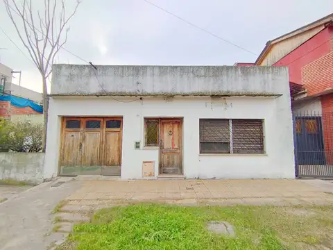 Casa 4 ambientes. 3 Dormitorios. Fondo patio con Parrilla. Lavadero. Cochera cubierta.