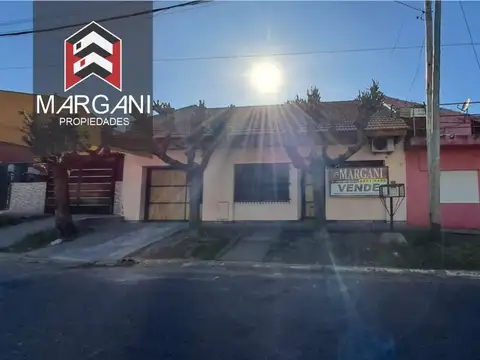 Casa 3 AMB + Dpto 2 AMB c/ Cochera y Patio