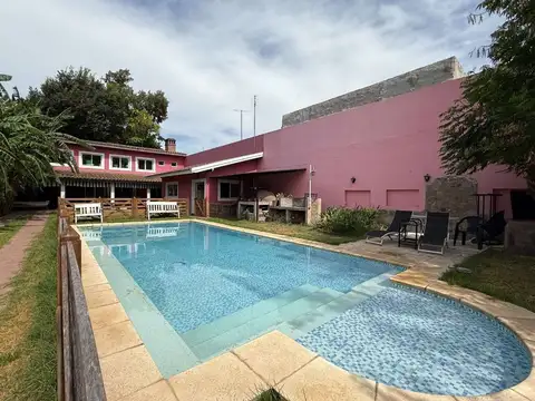 VENTA CASA 6 AMB. CON JARDIN Y PILETA. BANFIELD